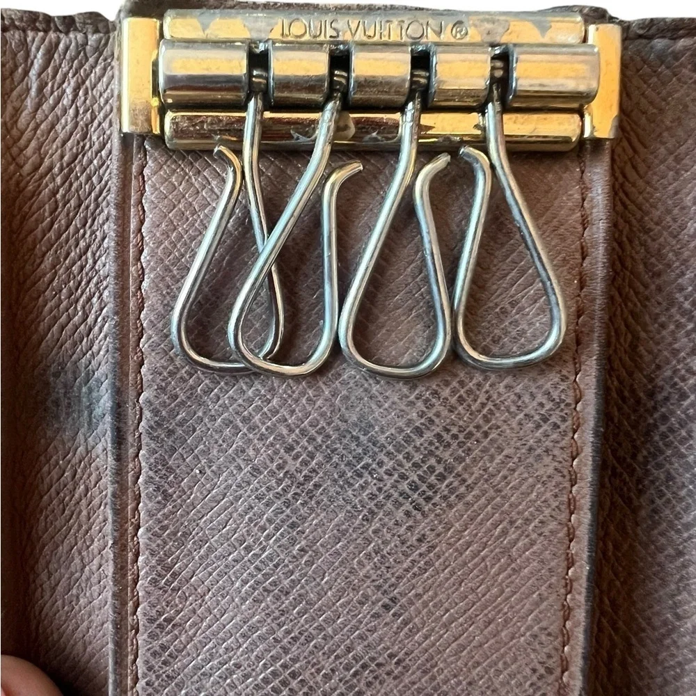 Louis Vuitton 4 Key Holder, Pre- Loved. Good condition!